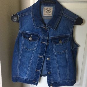 Sleeveless jean jacket